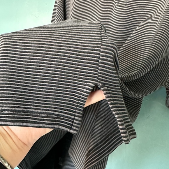 EUC TOMMY BAHAMA 3 BUTTON FRONT CLOSURE. SIZE XL - Picture 5 of 6